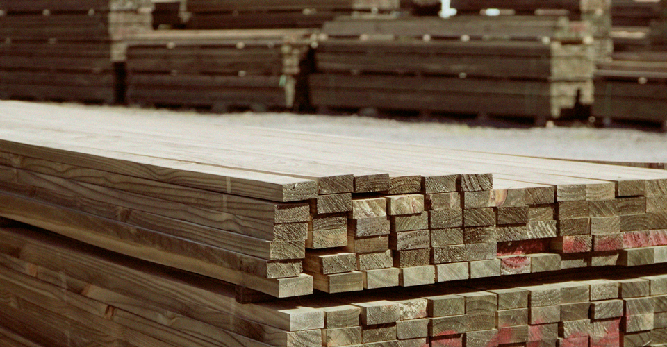 A vantagem da madeira tratada é que ela aceita diversos tipos de acabamento.