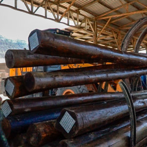 pilha de toras de madeira